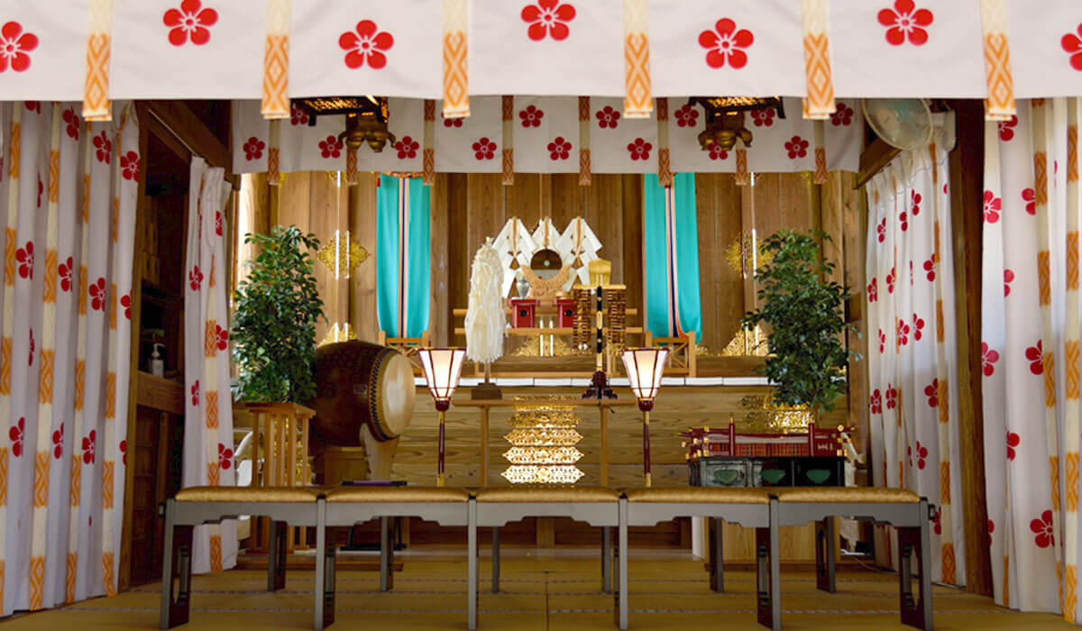 産宮神社神殿内